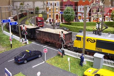 goederentrein 1765 op overgang (31K)