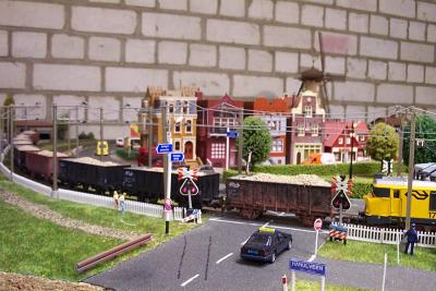goederentrein 1765 op overweg2 (26K)